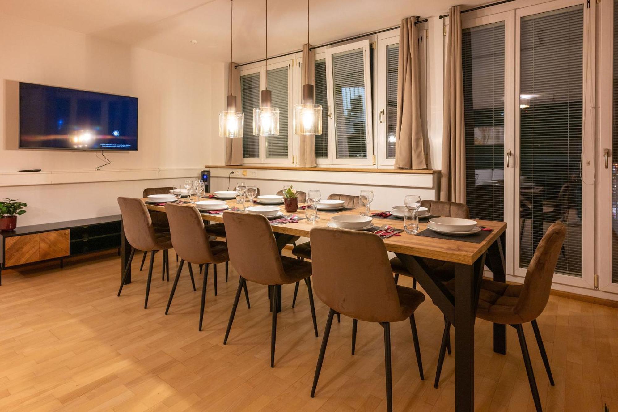 Large 150 Qm In Centrally Located 1 To 15 Guests Apartment München